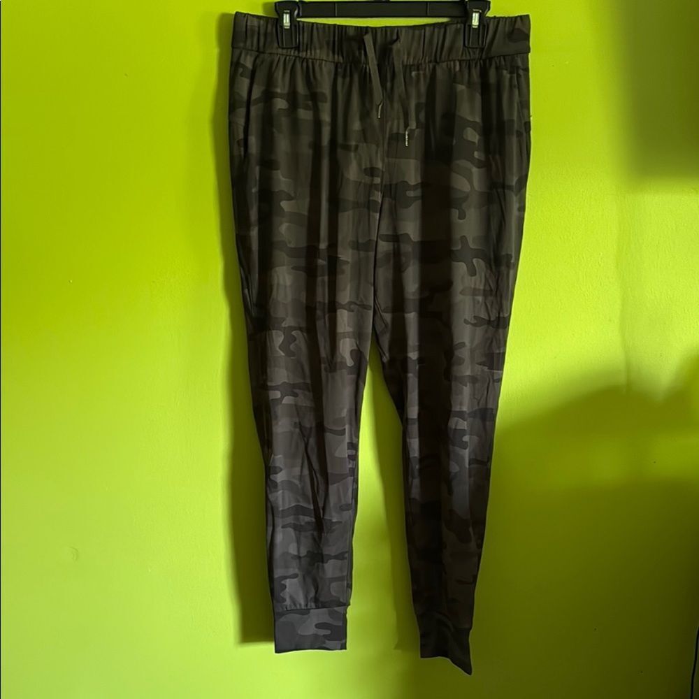 NWT Santiny Green Camouflage Activewear Athleisure Joggers Size XL